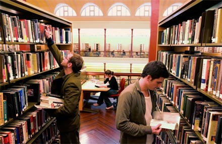 people_browsing_bookshelf